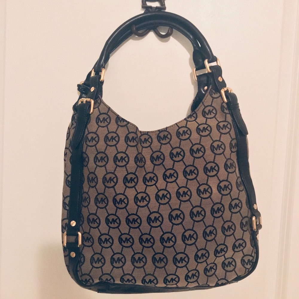 Michael Kors MK Circle LogoPurse Black/Beige Color